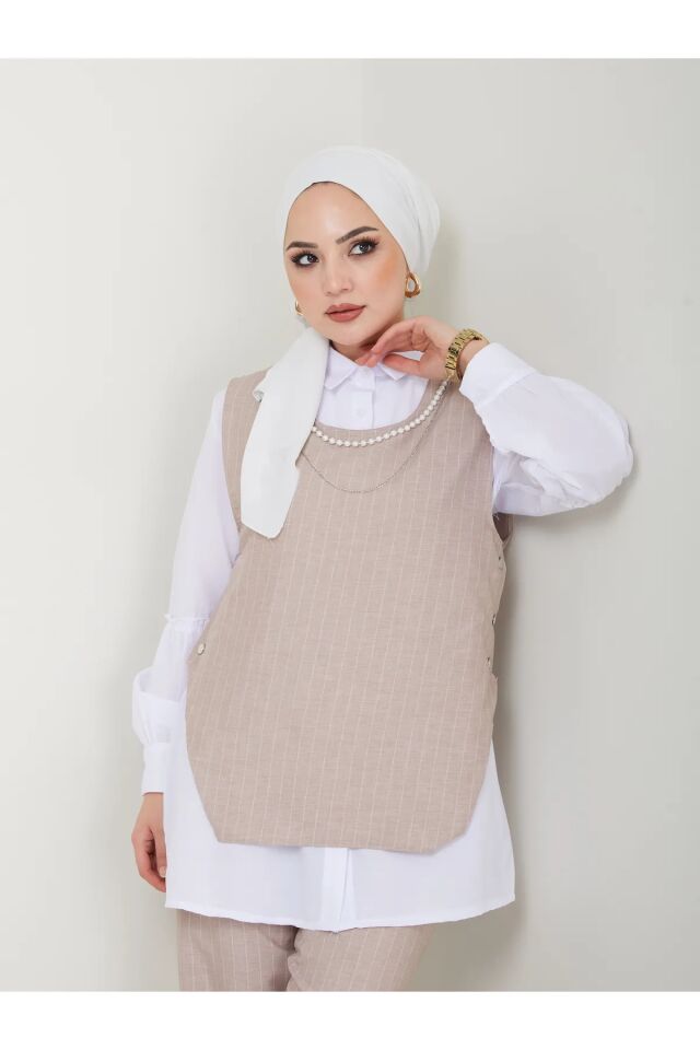 Kolye Detay Gömlek Yaka Çizgili Üçlü Yelekli Takım Bej S